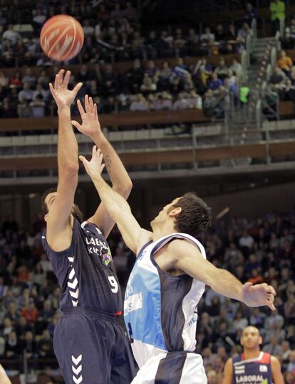 El alero italiano del Río Natura Monbús Angelo Caloiaro intenta evitar el lanzamiento del griego Ioannis Bourousis.