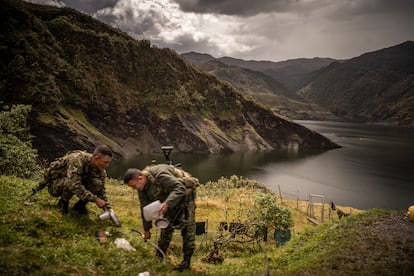 Militares a las orillas del embalse de Chuza en el páramo de Chingaza, el 1 de octubre.