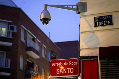 Una de las nuevas cámaras de vigilancia instaladas en el barrio de Bellas Vistas del distrito de Tetuán