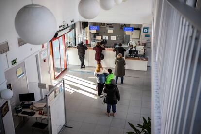 Un grupo de pacientes esperando a ser atendidos en el interior del Centro de Salud Calesas.

