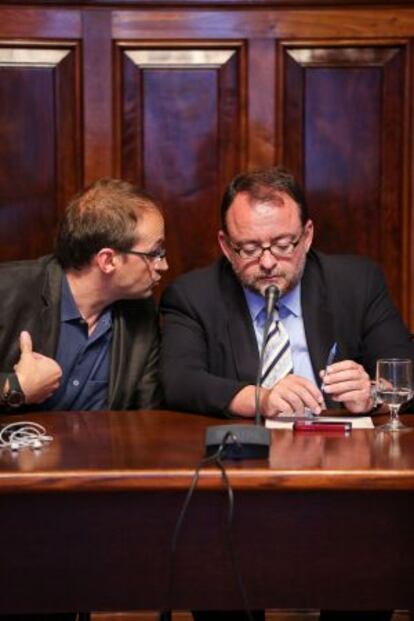 Joan Herrera y Daniel Fernández, del PSC, este martes, en el Parlament.