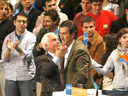 José Luis Baltar se abraza a Alberto Núñez Feijóo, ayer en Santiago, en la convención municipal del Partido Popular.