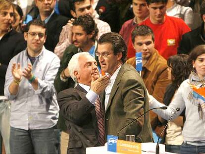 José Luis Baltar se abraza a Alberto Núñez Feijóo, ayer en Santiago, en la convención municipal del Partido Popular.