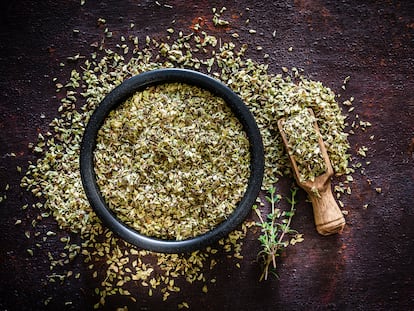 Desmontando los bulos sobre el orégano: esto es lo que realmente aporta la pizca que le pones a la pizza