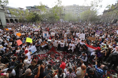 Miles de personas protestan en las afueras del Palacio de Gobierno de Jalisco tras el hallazgo del centro de exterminio en Teuchitlán, el 15 de marzo en Guadalajara.