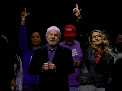 Lula, durante un mitin este viernes en Porto Alegre. A su lado, su esposa, Janja da Silva, que con otros seguidores hace el gesto de la L de Lula .