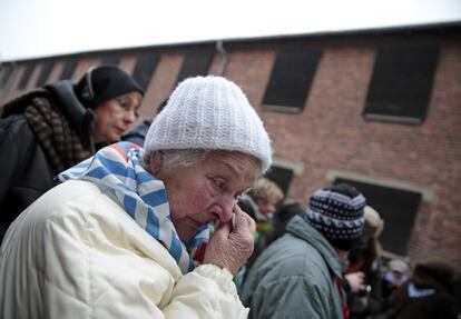 Una mujer llora en la ceremonia en homenaje a las víctimas del Holocausto. 