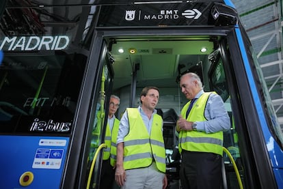 El alcalde, José Luis Martínez-Almeida (centro), este miércoles junto con el director de la empresa de transportes, Alfonso Sánchez Vicente (dcha.), en la presentación de unos autobuses eléctricos.