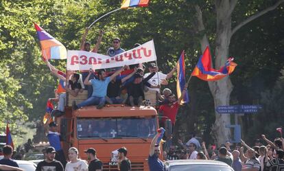 Simpatizantes del líder opositor Nikol Pashinián este miércoles en Ereván.