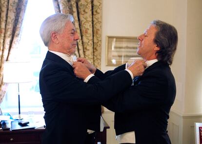 Mario Vargas Llosa junto a su cuñado Luis Llosa, director de cine, momentos antes de abandonar el Grand Hotel de Estocolmo para recoger el Premio Nobel de Literatura.