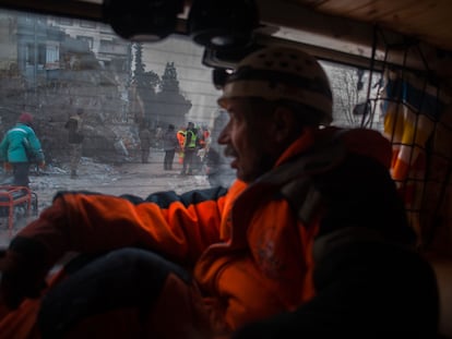 Voluntarios y personal de rescate trabajan en la búsqueda de supervivientes en un edificio en la provincia de Hatay.