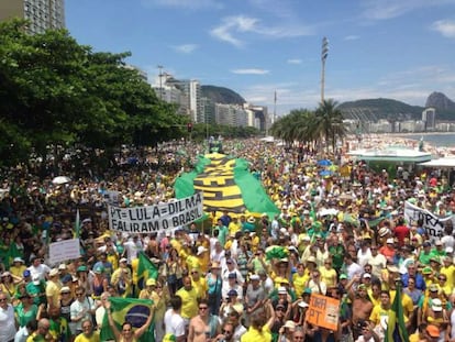 Milhares de pessoas protestam na praia de Copacabana, onde a temperatura é de 31 ºC na sombra, neste domingo no Rio de Janeiro.