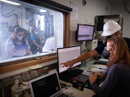 El investigador Eugenio Fraile señala la pantalla en el laboratorio del buque 'Ramón Margalef' En vídeo, los trabajos que se realizan a bordo. (VÍDEO: LUIS ALMODÓVAR)