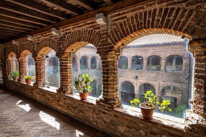 Claustro del monasterio de Tentudía, fundado en el siglo XIII en Calera de Leon (Badajoz).