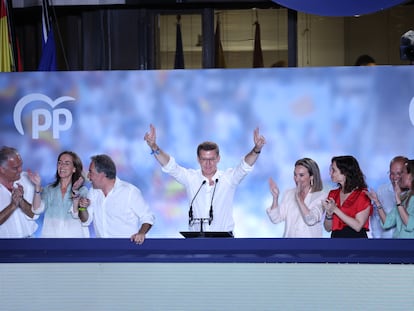 Alberto Núñez Feijóo, en el exterior de a sede del PP tras conocerse los resultados electorales.