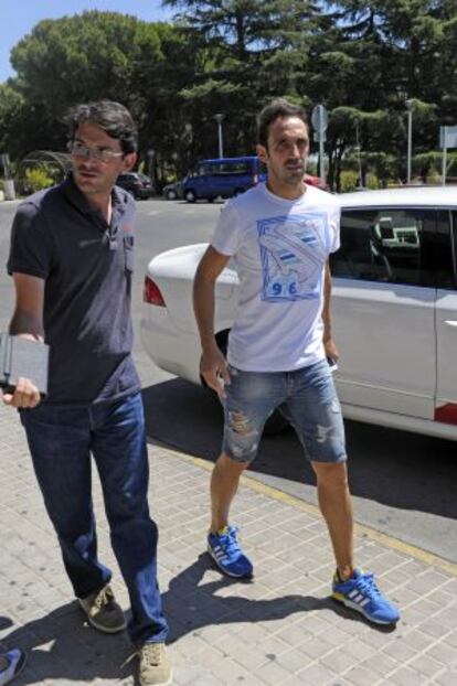 Juanfran (derecha) llega al hospital para la revisión médica.