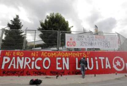 Un trabajador pinta un mural de apoyo a la plantilla en la fábrica de Panrico en Santa Perpètua de Mogoda (Barcelona), de donde ha partido una manifestación en la que han participado unas 300 personas, convocados por CCOO y CGT, en defensa de la continuidad de los empleos de esta empresa.