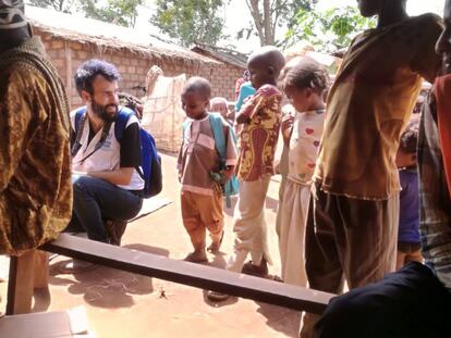 Javier Armas, junto a un grupo de ni&ntilde;os refugiados en el campo de Lolo (Camer&uacute;n).