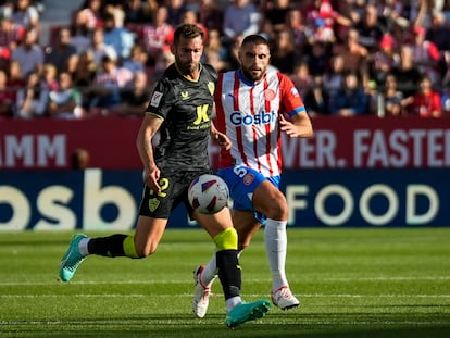 Leo Baptistão ante David López, en el partido entre el Girona y el Almería.