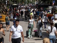 Turistas con maletas en la Rambla de Barcelona.