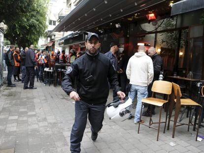 Policiais e serviços de emergência em Tel Aviv.