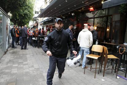 Policiais e serviços de emergência em Tel Aviv.