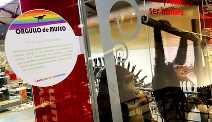 Uno de los carteles de la muestra sobre la diversidad sexual.