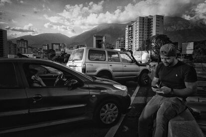 Durante a ausência de luz em muitas áreas da cidade, alguns moradores de Caracas pararam em algumas áreas da rodovia para obter sinal para seus telefones e se conectar à Internet.