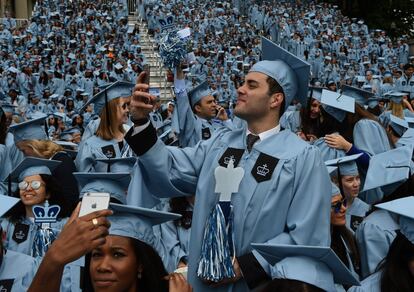 Estudiantes se fotografían durante la ceremonia de graduación de la Universidad de Columbia, en Nueva York (Estados Unidos).