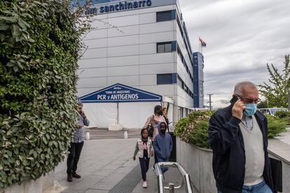 Varias personas ante la fachada del HM Sanchinarro. 

