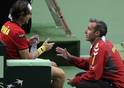 El capitán español, Álex Corretja, charla con Ferrer en uno de los descansos del partido
