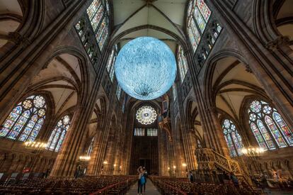 La escultura gigante de la luna 'Museum of the Moon', del artista británico Luke Jerram, en el interior de la catedral de Notre-Dame de Estrasburgo, Francia.