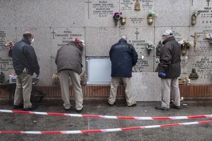 A burial niche is sealed in Madrid’s Cementerio Sur.