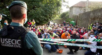 Medio centenar de trabajadores de la planta de aluminio primario de San Cibrao (Lugo) se concentran ante el Pazo de Cea en Nigrán (Pontevedra).