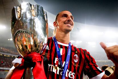 El delantero sueco del Milan, Zlatan Ibrahimovic, con el trofeo de la Supercopa Italiana.