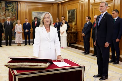 La nueva vocal del Consejo General del Poder Judicial Gema Espinosa jura o promete ante el rey Felipe VI. 