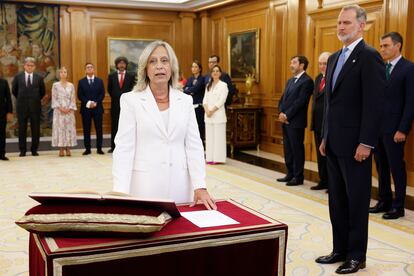 La nueva vocal del Consejo General del Poder Judicial Gema Espinosa jura o promete ante el rey Felipe VI.