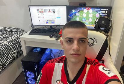 El representante de la UD Logroñés en la eLaLiga Santander, Adrià Domènech, en la habitación de casa de sus padres donde juega.