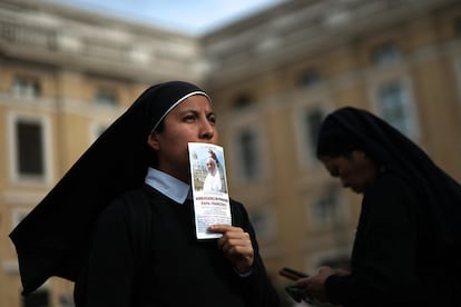 Una monja sostiene un folleto con información sobre la muerte del papa Francisco en Roma, este miércoles.