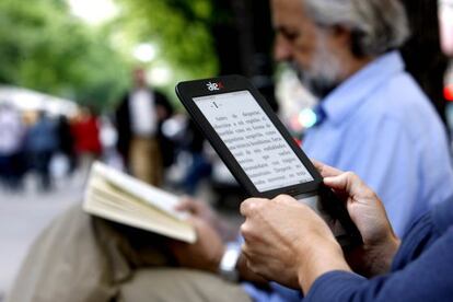 Lectores en papel y en libro electr&oacute;nico.