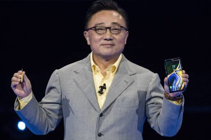 DJ Koh, presidente y CEO de Samsung Electronics, presenta el nuevo teléfono inteligente Samsung Galaxy Note 9, el pasado agosto.