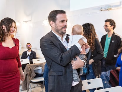 Alberto Garzón, con su hijo Robin en brazos, acompañado de su esposa, Anna Ruiz, a su llegada a la Coordinadora Federal del partido este domingo en Madrid.