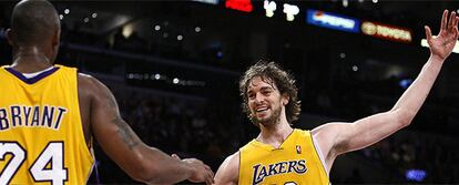 Kobe Bryant y Pau Gaso celebran un punto en el partido de Los Angeles Lakes ante los Pacers de Indiana