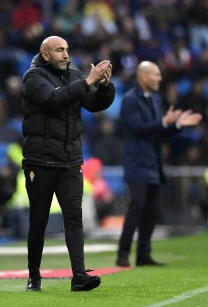 Abelardo, entrenador del Sporting, durante el partido contra el Real Madrid.