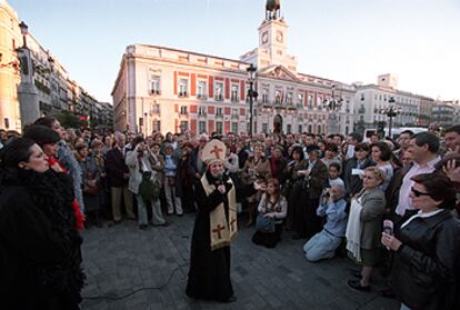 Una actriz recrea, durante la VII Noche de Max Estrella, las hazañas del protagonista de la obra <i>Luces de Bohemia</i>, de Valle-Inclán, en la Puerta del Sol.