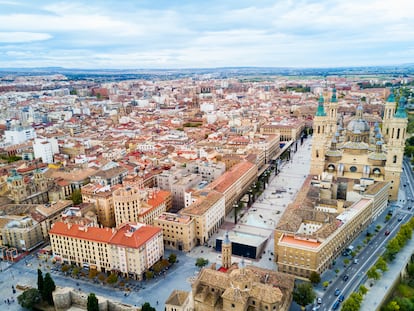 Vista de Zaragoza con la plaza de El Pilar, en primer término, el pasado 5 de mayo.