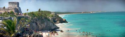 Panorámica de las ruinas de Tulum, uno de los escenarios más visitados de la Riviera Maya debido a su ubicación: al borde de un acantilado sobre el mar Caribe