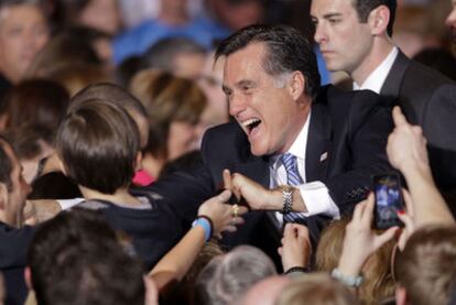 El candidato Romney saluda a varios seguidores tras un discurso en Nevada.
