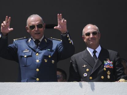 Cienfuegos y Vidal Francisco Soberón Sanz, exsecretario de Marina, durante una revisión de tropas previa al desfile militar del Día de la Independencia, en 2016.