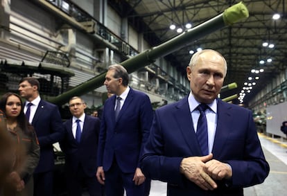 El presidente ruso, Vladímir Pitin, durante su visita a la fábrica de producción de armamento de Uralvagonzavod, en los Urales, el 15 de febrero.